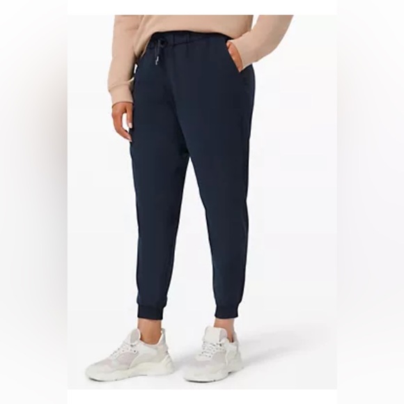 Lululemon On The Fly mid-rise Jogger, size 8 midnight navy - Picture 1 of 12